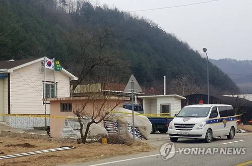 언제쯤 해결될까     (청송=연합뉴스) 손대성 기자 = 13일 경북 청송군 현동면 눌인3리 마을회관 앞에서 경찰이 폴리스라인을 설치하고서 외부인의 접근을 막고 있다. 지난 9일 이곳에서 주민 2명이 고독성 농약이 든 소주를 마셔 1명이 숨지고 1명이 중태에 빠졌다. 2016.3.13     sds123@yna.co.kr