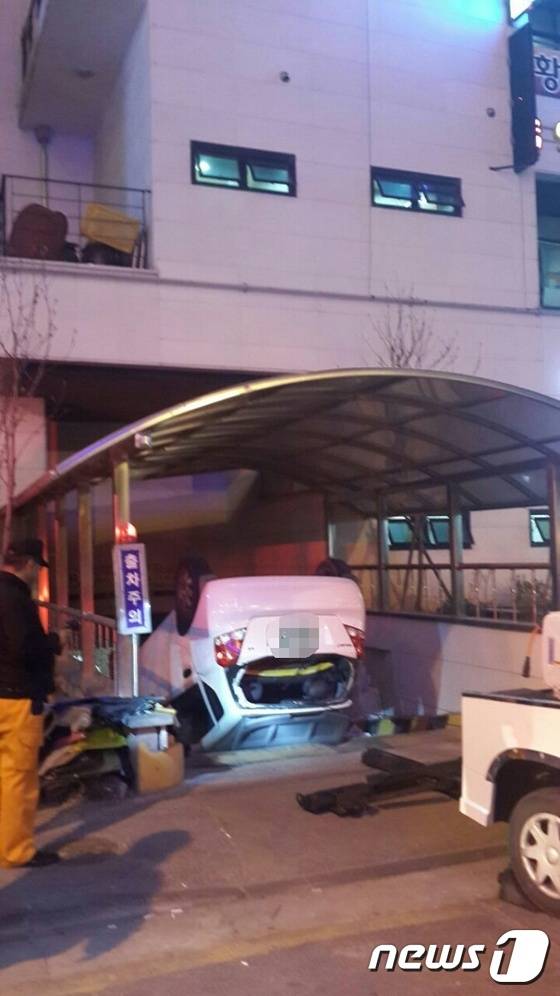 (전주=뉴스1) 박아론 기자 = 14일 오후 7시 45분께 전북 전주시 효자동 신시가지 한 모텔 옆 주차장에서 차량 1대가 전복되는 사고가 발생했다.2016.3.14/뉴스1 © News1 박아론 기자