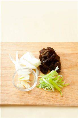 2. 목이버섯은 물에 불리고, 양파와 대파는 굵게 채 썰고, 마늘은 편 썬다.