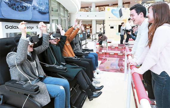 ‘4D 시어터(Theater)존’에서는 가상현실(VR) 헤드셋인 ‘기어 VR’을 착용하고 롤러코스터를 타는 듯한 경험을 해 볼 수 있다. [사진 삼성전자]