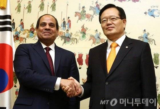 정의화 국회의장이 3일 국회를 예방한 압델 파타 엘시시 이집트 대통령을 접견하며 악수를 나누고 있다. 2016.3.3/뉴스1