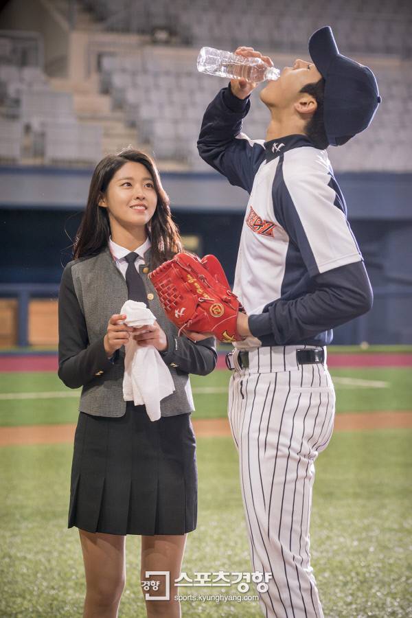 웹드라마 ‘클릭 유어 하트’ 스틸 속 설현(왼쪽). 사진 FNC엔터테인먼트