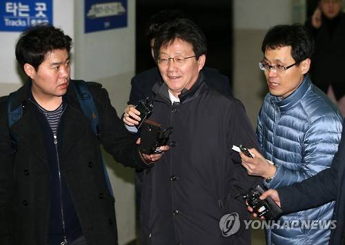 '묵묵부답' 유승민 의원     (대구=연합뉴스) 김준범 기자 = 14일 오후 서울역을 출발해 KTX동대구역에 도착한 새누리당 유승민(동구을) 의원이 기자의 질문을 받고 있다. 2016.3.15     psykims@yna.co.kr