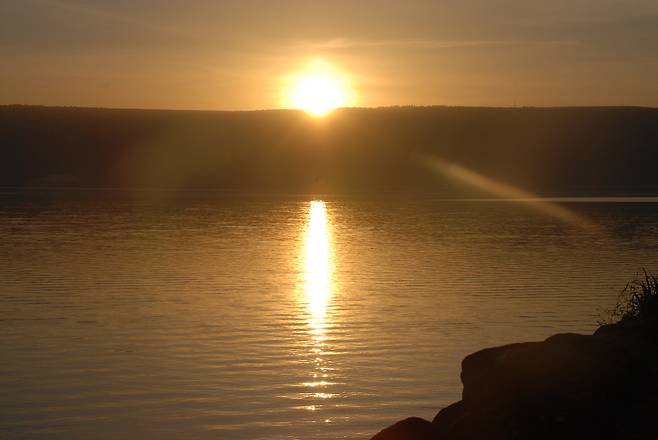 갈릴리 호수의 해돋이는 아름답다. 산 위로 솟은 해가 순식간에 호수를 물들인다.