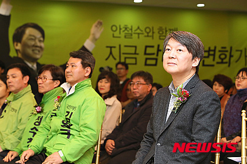 【청주=뉴시스】인진연 기자 = 17일 오후 충북 청주시 리호관광호텔에서 열린 국민의당 충북도당 창당대회에서 안철수 상임공동대표가 의사 진행을 바라보고 있다. 2016.03.17   inphoto@newsis.com