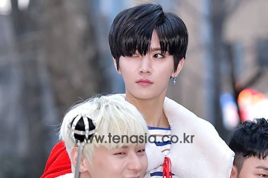 뉴이스트 렌이 포토타임을 갖고 있다.