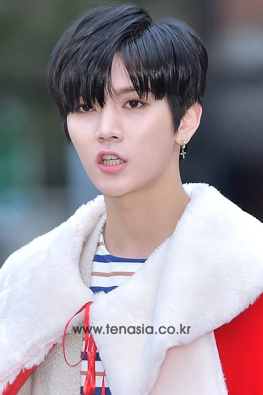 뉴이스트 렌이 출근길에 오르고 있다.