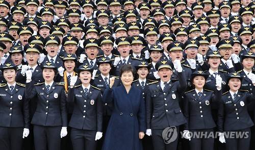 경찰대졸업식 파이팅     (아산=연합뉴스) 백승렬 기자 = 박근혜 대통령이 경찰간부후보생들과 18일 충남 아산시 경찰대학교에서 열린 2016년 경찰대학생 간부후보생 합동임용식 기념촬영에서 파이팅하고 있다.