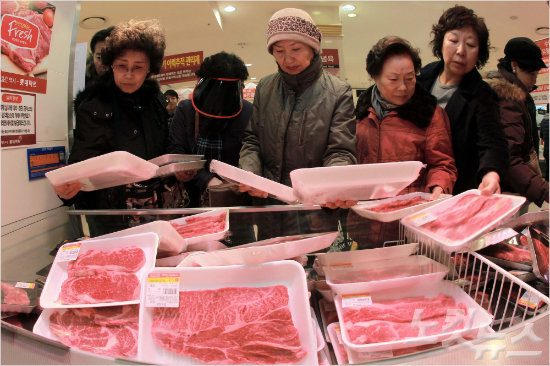한 대형마트에서 고객들이 한우고기를 고르고 있다. (사진=자료사진)
