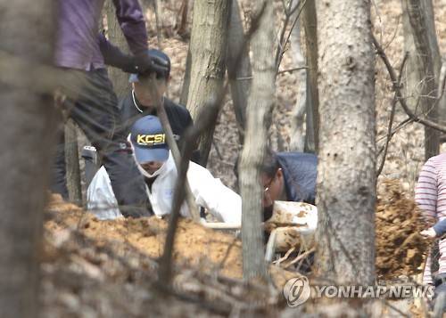 시신 수색 중인 경찰     (진천=연합뉴스) 이승민 기자 = 19일 오후 충북 진천군의 한 야산에서 경찰이 5년 전 숨진 4살배기 딸을 암매장한 30대 아버지와 함께 시신을 수색하고 있다. 2016.3.19     logos@yna.co.kr