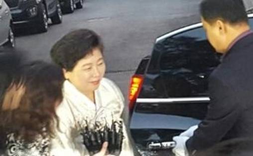 현정은 현대그룹 회장이 20일 고(故) 정주영 명예회장 제사 참석에 앞서 취재진의  질문을 받고 있다. /허욱 기자