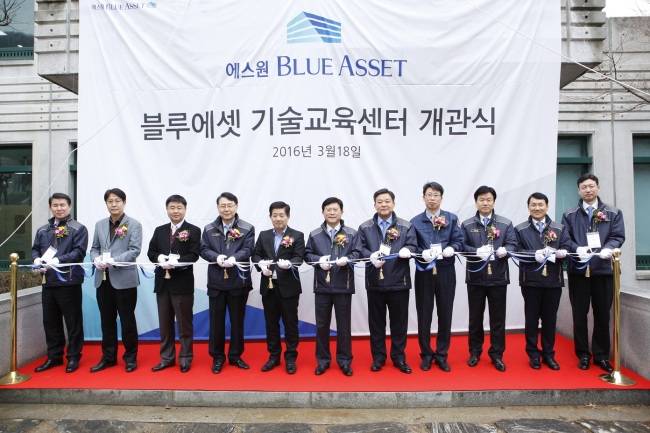 보안기업 에스원이 지난 18일 충남 천안시 에스원 인재개발원 내에 종합교육실습장 &lsquo;블루에셋 기술교육센터&rsquo;를 개관했다. 왼쪽부터 6번째 육현표 에스원 사장, 7번째 박준성 BE사업부 전무. [사진 제공=에스원]