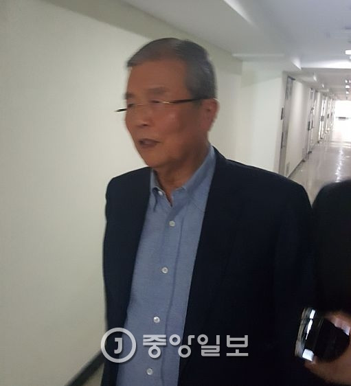 더불어민주당 김종인 대표가 21일 오전 당무를 거부한 채 광화문 개인 사무실에서 취재진과 만나 인터뷰 후 모처로 이동하고 있다. 안효성 기자