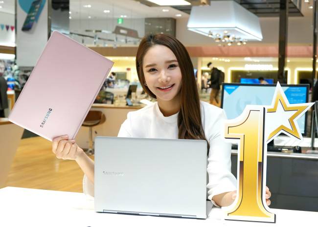 삼성전자 모델이 서초동에 위치한 삼성 딜라이트에서 삼성전자의 2016년형 &lsquo;삼성 노트북 9 메탈&rsquo;을 소개하고 있다