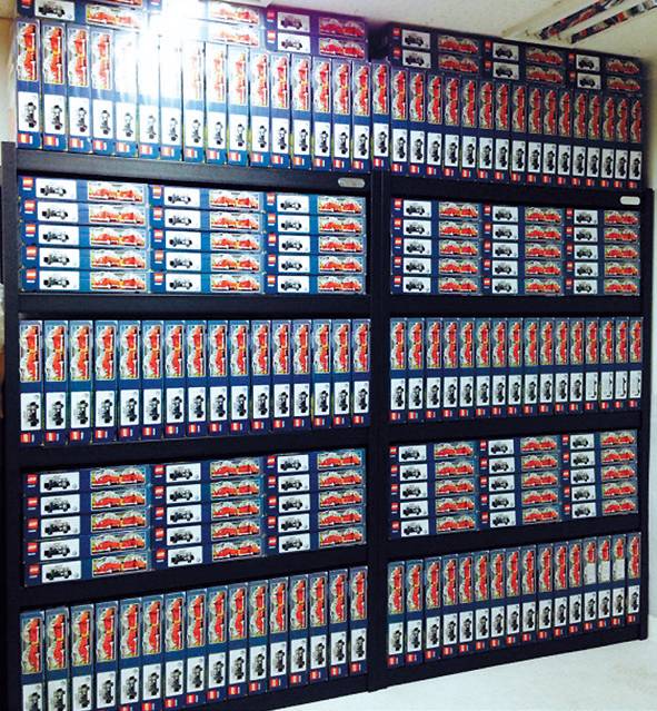 레고 한정판이나 단종 모델은 짧은 시간 내에 웃돈이 붙어 새로운 재테크 분야로 각광받고 있다. 한 인터넷 커뮤니티유저가 레고 &lsquo;폭스바겐 캠퍼밴&rsquo; 2000만원 어치를 사들여 되팔기 위해 보관하고 있다고 인증한 사진. 이후 해당 모델은 일반 매장에서 찾아보기 어렵게 됐다. [사진제공=루리웹]