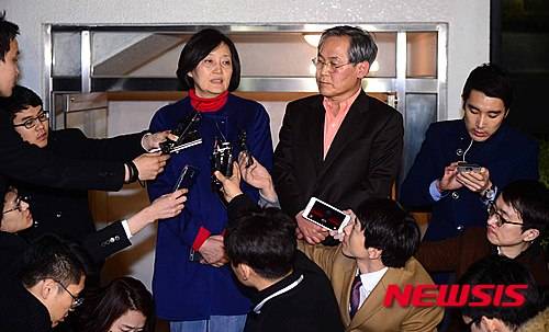 【서울=뉴시스】전신 기자 = 더불어민주당 박영선, 우윤근 비대위원이 김종인 비대위 대표와 면담을 마친 후 22일 서울 구기동 자택을 나서며 취재진의 질문에 답변하고 있다. 박영선·우윤근·표창원·김병관 비대위원은 김 비대위 대표를 만나 사의를 표명했다. 2016.03.22.   photo1006@newsis.com