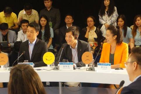 김동원 한화생명 전사혁신실 부실장(가운데)이 ‘영 리더스 라운드 테이블' 공식 패널로 의견을 발표하고 있다./한화그룹 제공