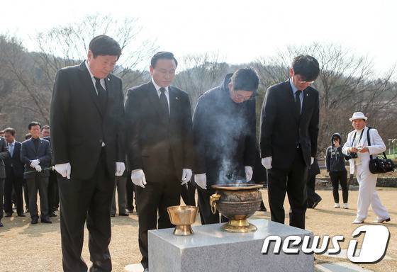 천안시장과간부공무원 등50여명은 25일태조산공원내 추모비를참배했다.3.25/뉴스1© News1