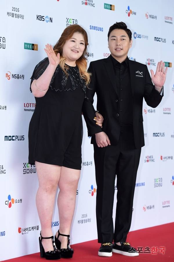 '2016 케이블 방송대상 시상식'에 참석하고 있는 이국주 이진호. 사진=이규연 기자 fit@hankooki.com