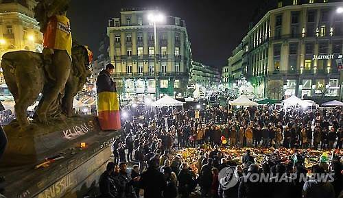 브뤼셀 추모 행렬  (브뤼셀 AFP=연합뉴스) 24일(현지시간) 벨기에의 브뤼셀 소재 '부르스' 광장의 증권거래소 앞에서 시민 등이 촛불을 밝히고 꽃다발을 바치며 이틀전 공항, 지하철역에서의 동시다발 폭탄테러 희생자들을 추모하고 있다.