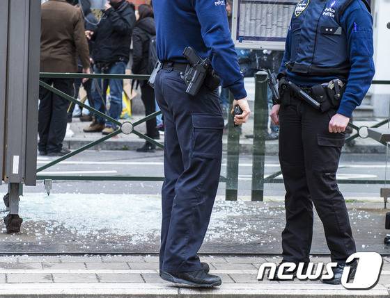 벨기에 경찰이 스하르베이크 지역에서 경계 근무를 서고 있는 모습©AFP=News1