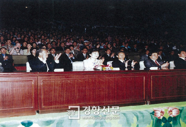 북한을 방문한 유럽-코리아재단 관계자들이 공연을 보고 있다. 일시나 장소는 제공되지 않았지만 2002년 5월 12일 학생소년궁전 방문 때 사진으로 보인다./경향자료 사진