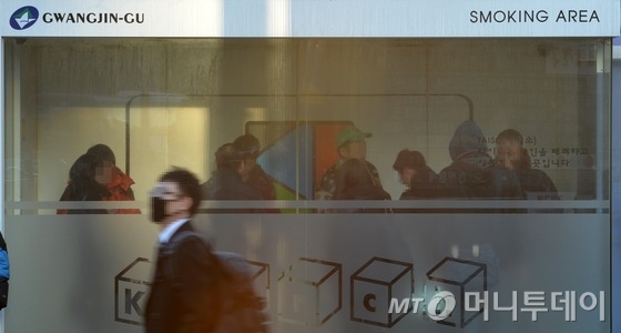 서울 광진구 동서울터미널 앞에 설치된 흡연부스 타이소(TAISO)/사진=뉴스1