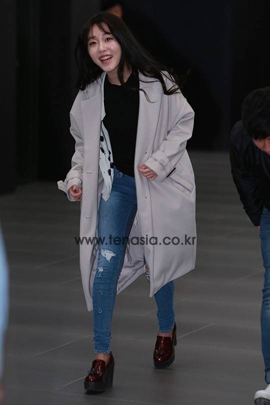 환한 미소를 지으며 등장하는 배우 윤아름 (장영실 종방연)