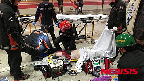 【임실=뉴시스】정경재 기자 = 29일 오전 9시44분께 완주-순천간 고속도로 오수 2터널에서 25톤 트럭과 승합차량이 추돌해 2명이 숨지고 18명이 부상을 입은 가운데 소방대원들이 부상자 응급조치를 하고 있다. 2016.03.29. (사진= 전주완산소방서 제공)   photo@newsis.com