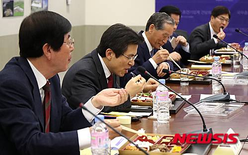 【서울=뉴시스】김진아 기자 = 황교안 국무총리가 29일 오전 서울 강동구 희림 종합건축사사무소에서 열린 중견기업연합회 간담회에서 오찬을 하고 있다. 2016.03.29.   bluesoda@newsis.com