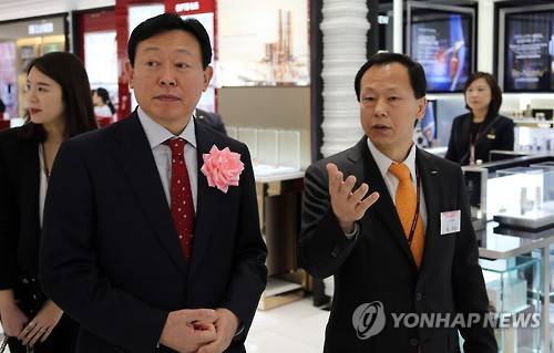 (도쿄=연합뉴스) 이세원 특파원 = 신동빈 롯데그룹 회장이 31일 일본 도쿄에 개점한 롯데면세점 긴자 매장에서 김준수 롯데면세점 일본 법인장의 설명을 들으며 매장을 살펴보고 있다.