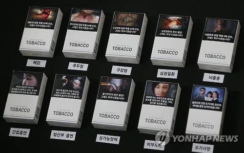흡연 경고그림 시안 공개 (서울=연합뉴스) 진성철 기자 = 연말부터 국내에서 판매되는 담뱃갑에 의무적으로 부착해야 하는 흡연 경고그림의 시안 10종이 처음으로 공개됐다. 시안은 폐암, 후두암, 구강암, 심장질환, 뇌졸중 등 질병부위(병변)를 담은 5종과 간접흡연, 조기 사망, 피부노화, 임산부흡연, 성기능장애 등을 주제로 하되 질병 부위를 담지는 않은 5종이다. 사진은 31일 서울 세종로 정부서울청사에서 진행된 브리핑에서 전시된 경고그림 담뱃갑들. 2016.3.31 zjin@yna.co.kr (끝)