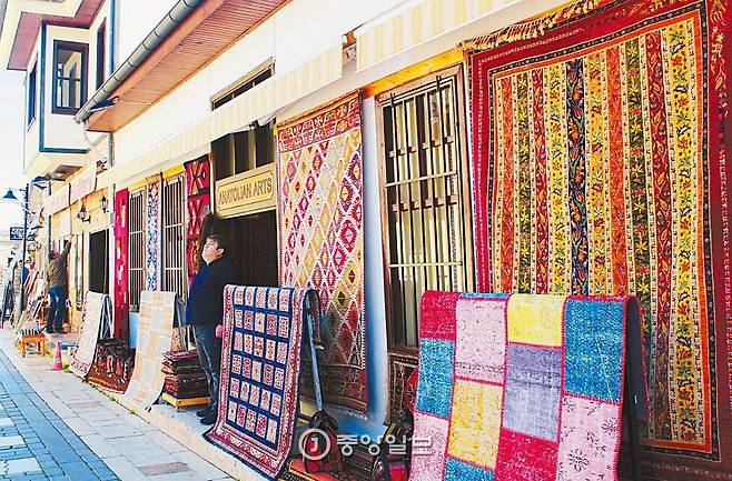 안탈리아 구시가지에서 흔히 볼 수 있는 카펫 가게들.