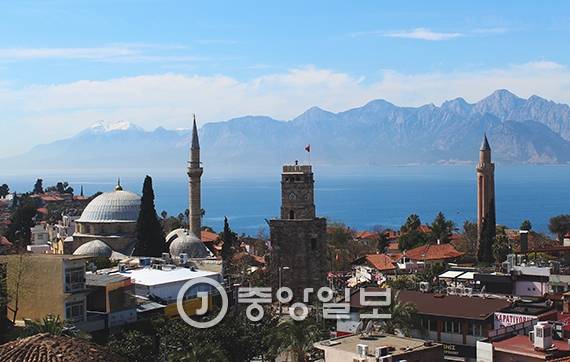 이블리 첨탑(오른쪽)과 시계탑은 안탈리아를 상징하는 모습이다.