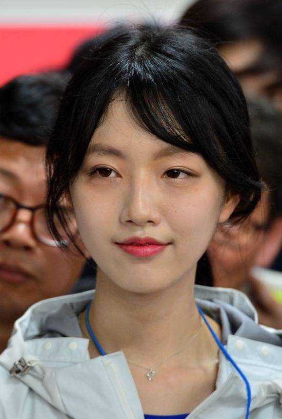 무소속 유승민(대구 동을) 후보 선거대책위원회 발대식이 열린 30일 오후 대구 동구 선거사무소에서 유 후보의 딸 유담 양이 아버지의 인사말을 듣고 있다. 뉴시스