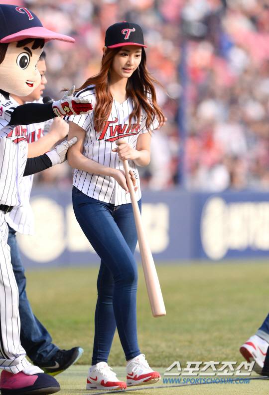 [포토] 트와이스 쯔위 '긴장된 표정으로 시타 준비'