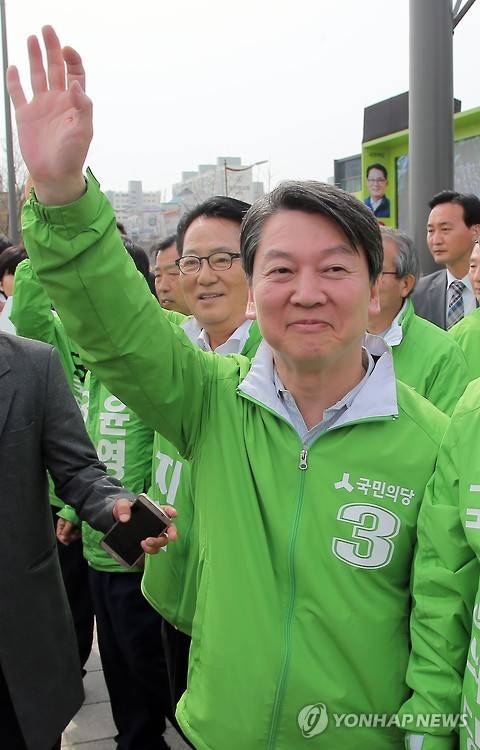 (목포=연합뉴스) 이정훈 기자 = 국민의당 안철수 공동대표가 2일 오후 전남 목포시 평화광장에서 전남 서남권 집중유세를 하기 앞서 박지원 후보와 함께 시민들에게 인사하고 있다. 2016.4.2 uwg806@yna.co.kr