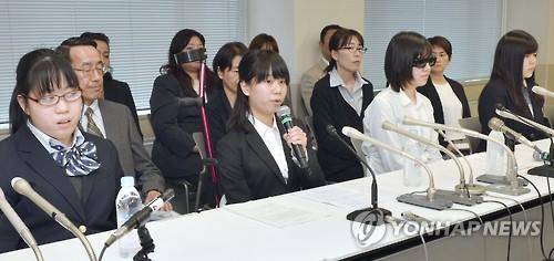 자궁경부암 백신 접종후 전신 통증, 저림 등 부작용이 나타났다고 주장하는 여성 4명이 지난달 31일 도쿄에서 기자회견을 하고 있다.(연합뉴스 자료사진)