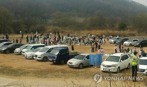 병원환자 '긴급대피'     (파주=연합뉴스) 2일 오전 경기도 파주시 탄현면 법흥리의 한 플라스틱 몰딩제조 공장에서 불이 나 인근에 위치한 정신병원 입원환자 약 300명이 긴급히 주차장 공터로 대피해 있다. 2016.4.2 [독자 제공]         suki@yna.co.kr