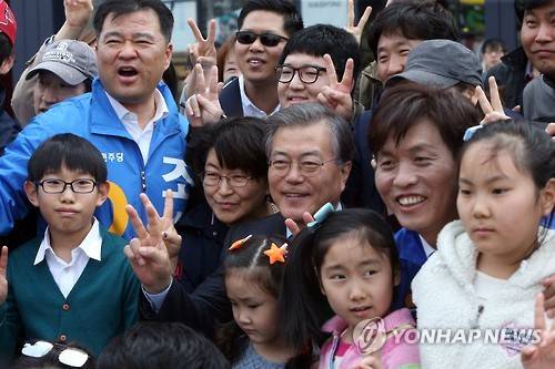 <총선> 대전 찾은 문재인     (대전=연합뉴스) 양영석 기자 = 문재인 전 더민주 대표가 4.13 총선 공식선거운동 첫 주말인 2일 대전 유성지역을 찾아 시민들과 사진을 직고 있다.      youngs@yna.co.kr