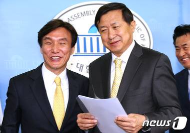 더불어민주당을 탈당한 신기남의원이 18일 오전 서울 여의도 국회 정론관에서 원외 정당인 민주당 입당 기자회견을 마친 뒤 김민석 민주당 대표와 퇴장하고 있다. 2016.3.18/뉴스1 © News1 박지혜 기자