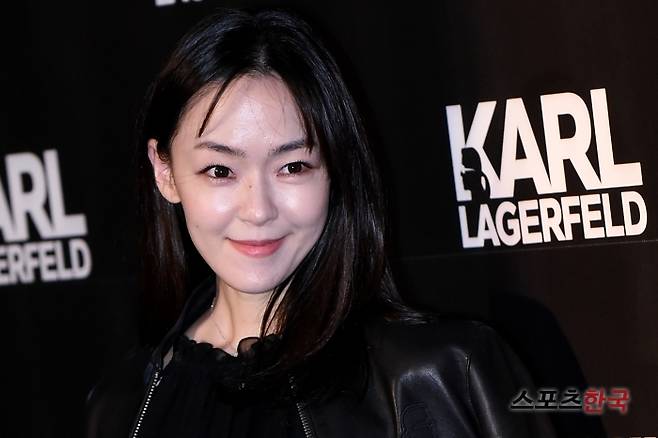 '칼 라거펠트' 플래그쉽 스토어 오픈 행사에 참석하고 있는 김윤아. 사진=임세준 인턴기자 multi@hankooki.com