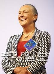 월마트 창업주의 딸인 앨리스 월튼이 세계 여성 부호 2위에 올랐다.