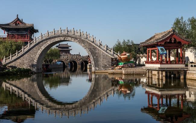 북송 시대 수도 카이펑의 운하. 이 운하를 통해 강남의 곡식을 실어왔다.