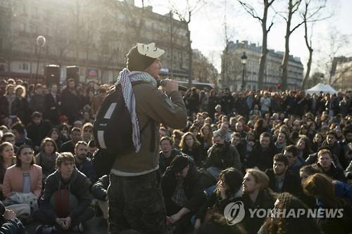 파리 레퓌블리크 광장 '밤샘 시위'에서 발언하는 시민(AFP=연합뉴스)