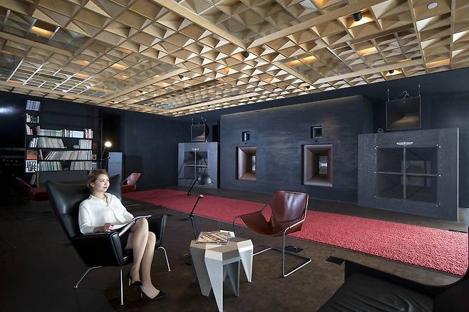 10억원 상당의 음향시설을 갖춘 뮤직 라이브러리.