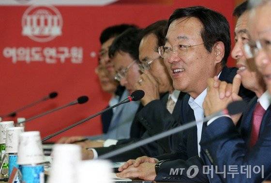 김종석 여의도연구원장이 19일 서울 영등포구 여의도연구원에서 열린 '중국 위안화 평가절하가 한국경제에 미치는 영향과 대책' 관련 긴급 현안 점검 세미나에서 인사말을 하고 있다. 2015.8.19/뉴스1