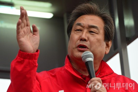 김무성 새누리당 대표가 9일 오후 경기도 성남시 모란시장에서 열린 성남 중원 신상진 후보 지원유세에서 유권자들에게 지지를 호소하고 있다. 2016.4.9/뉴스1  <저작권자 &copy; 뉴스1코리아, 무단전재 및 재배포 금지>