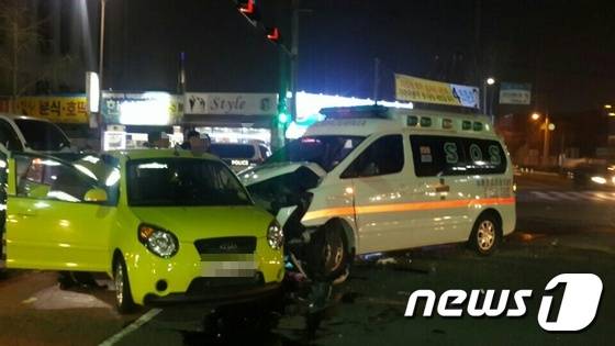 11일 오후 9시35분께 전북 군산시 조촌동 군산수협 사거리에서 모닝(운전자 문모씨·47·여)와 129 사설 구급(운전자 이모씨·53) 차량이 충돌했다.2016.4.11/뉴스1 © News1 박아론 기자