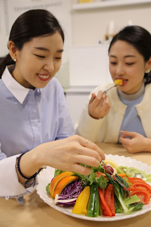 제철 과일과 채소가 몸에 마냥 좋기만 할 것 같지만 채소와 과일에도 발암물질이 포함돼 있어 섭취에 주의해야 한다. 분당서울대병원 제공